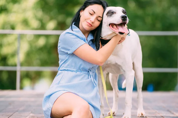 Porträt Eines Jungen Kaukasischen Mädchens Mit Dunklen Haaren Und Hübschem — Stockfoto