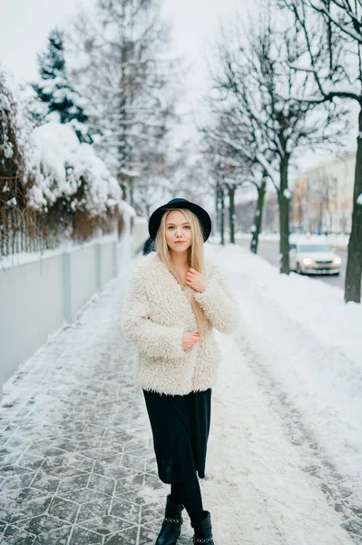 Portré Vicces Mosolygós Elegáns Szőke Lány Kalapban — Stock Fotó