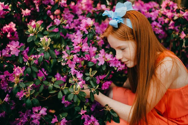 Симпатичная Девушка Летнем Платье Наслаждается Растениями Ботаническом Саду — стоковое фото