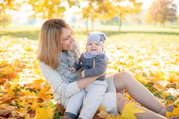 Mor Håller Sin Vackra Son Knä Höstparken — Stockfoto