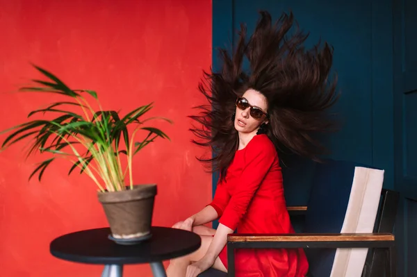 Hermosa Chica Moda Con Pelo Largo Negro Gafas Sol Vestido — Foto de Stock