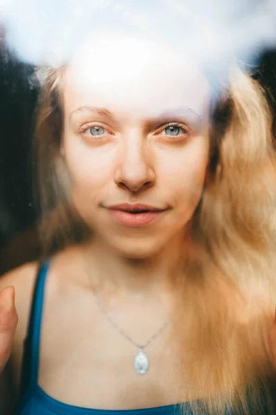 Портрет Милой Белой Девушки Голубыми Глазами Светлыми Волосами Красивым Лицом — стоковое фото
