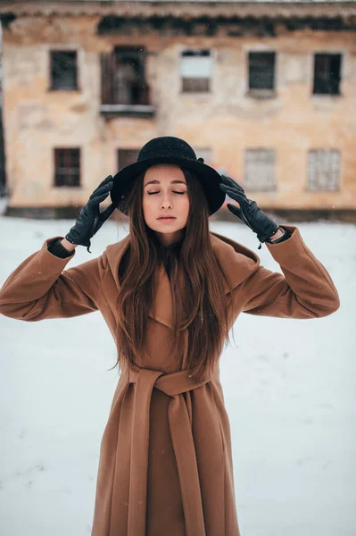 Stilvolles Junges Mädchen Braunem Mantel Und Schwarzem Hut Posiert Winter — Stockfoto