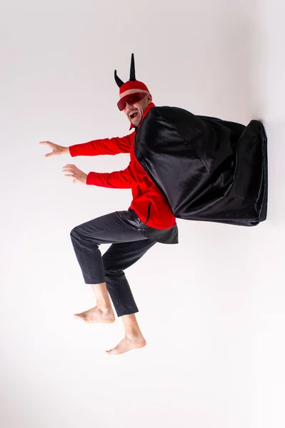 Extraño Hombre Divertido Vestido Con Traje Halloween Rojo Negro Cuernos — Foto de Stock