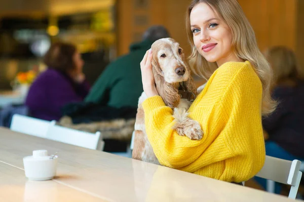 Feliz Joven Rubia Suéter Amarillo Sentada Mesa Caffe Abrazando Adorable —  Fotos de Stock