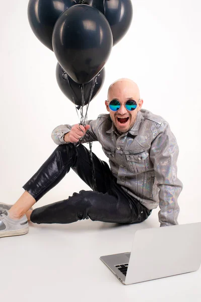 Mooie Blanke Man Zonder Haar Grijs Shirt Zwarte Leren Broek — Stockfoto