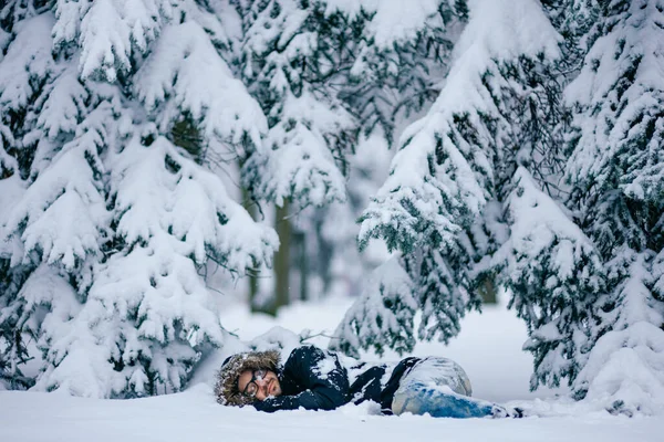 Самотній Чоловік Спить Засніженому Лісі — стокове фото