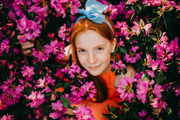 Porträtt Attraktiv Ung Flicka Sommarklänning Njuter Lila Växterna Den Botaniska — Stockfoto