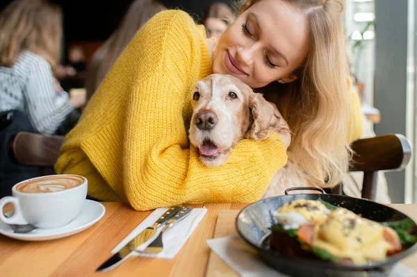 Young Caucasian Cheerful Blonde Girl Sitting Hugging Together Her Lovely — Stock Photo, Image