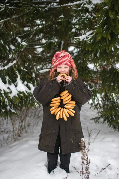 Güzel Beyaz Köylü Kızı Kar Ormanında Duruyor Kışın Kurumuş Halka — Stok fotoğraf