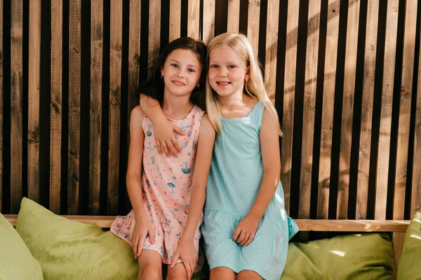 Két Kis Modell Lányok Gyönyörű Ruhák Citromos Ágy Fal Háttérben — Stock Fotó
