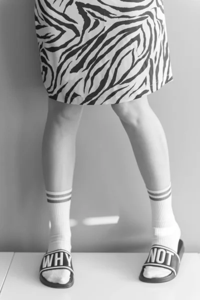 Patas Femeninas Calcetines Blancos Zapatillas Moda Con Inscripción Por Qué — Foto de Stock