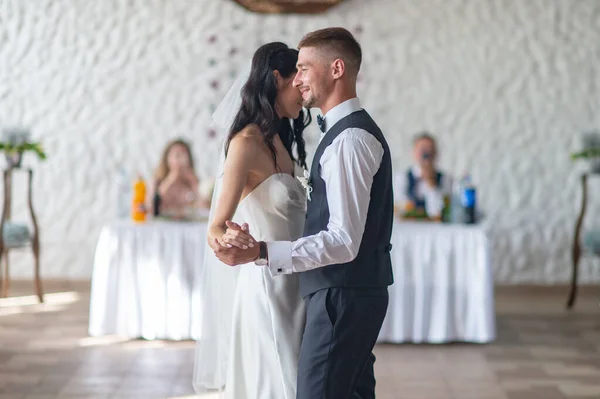 Couple Mariage Dansant Leur Première Danse Restaurant — Photo