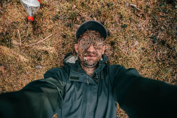 Homme Forestier Avec Des Lunettes Une Casquette Repose Sur Sol — Photo