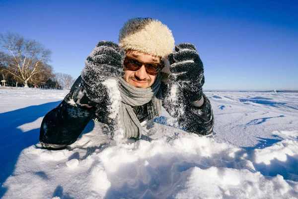 Щасливий Чоловік Сонцезахисних Окулярах Грає Снігом Відкритому Повітрі — стокове фото