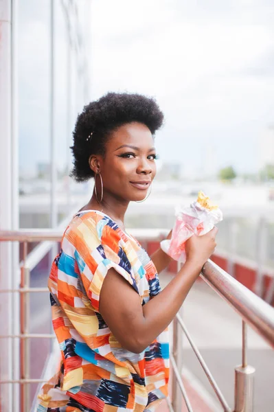 Genç Afrikalı Amerikalı Kız Elinde Hamburgerle Dışarıda Kameraya Poz Veriyor — Stok fotoğraf