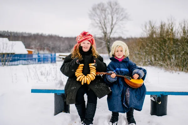 Två Små Underliga Flickors Porträtt Komiska Barn Fashionabla Kläder Udda — Stockfoto