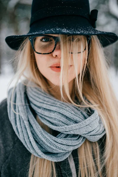 Porträt Eines Hübschen Stylischen Blonden Mädchens Mit Hut Und Brille — Stockfoto