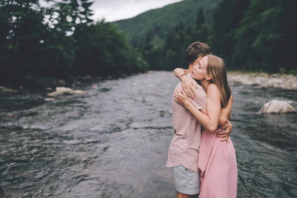 Lifestyle Liebende Paare Umarmen Sich Fluss — Stockfoto