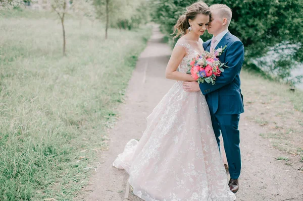 Hermosa Boda Pareja Aire Libre Retrato —  Fotos de Stock