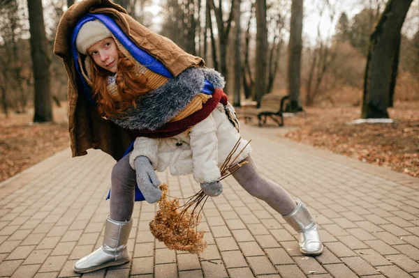 Vacker Söt Flicka Med Rött Hår Rädd För Att Frysa — Stockfoto