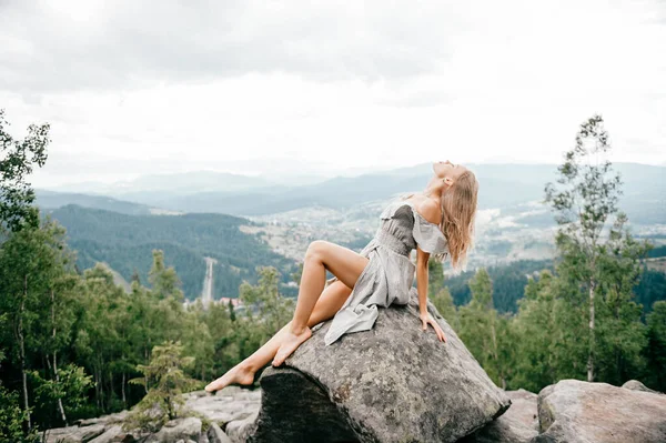 Chica Joven Sienta Piedra Cima Montaña Abraza Sus Piernas Con — Foto de Stock