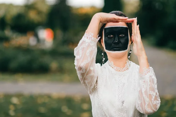 Mujer Extraña Vestido Novia Con Arte Cara Creativa Cuadrado Negro — Foto de Stock