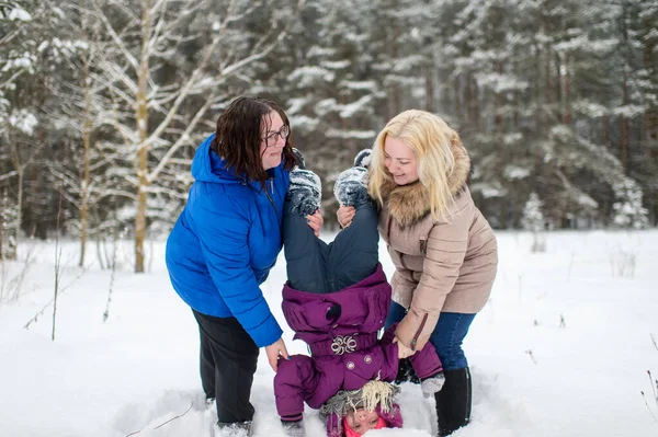 Twee Volwassen Vrolijke Vrouw Houden Kleine Meisje Benen Ondersteboven Winter — Stockfoto