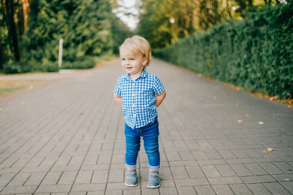 Mavi Tişörtlü Mavi Şortlu Neşeli Beyaz Çocuk Parkta Yürüyüşe Çıkıyor — Stok fotoğraf