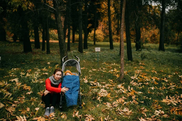 Charmig Kaukasiska Mamma Röd Tröja Svarta Byxor Svabbade Halsduk Runt — Stockfoto