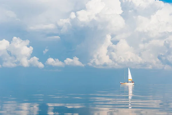 Güneşli Bir Günde Denizdeki Yelkenli Muhteşem Bir Peri Masalı Üzerinde — Stok fotoğraf