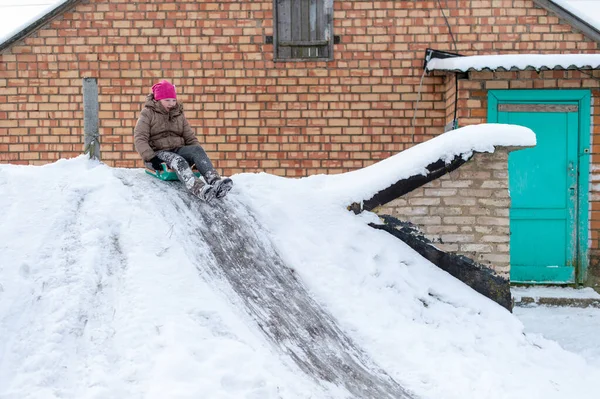 Neşeli Kız Naylon Poşeti Kızak Olarak Kullanıyor Bodrumdan Iniyor Kış — Stok fotoğraf