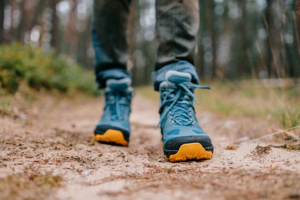 Pernas Masculinas Usando Sapatos Esportivos Mens Pernas Botas Trekking Para — Fotografia de Stock