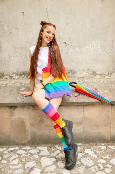 Chica Lgbt Moda Calcetines Colores Con Botas Masculinas Elegante Lesbiana —  Fotos de Stock
