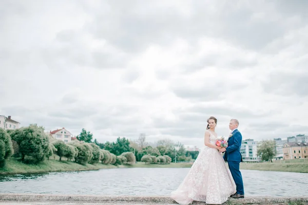 Hermosa Pareja Boda Posando Para Fotógrafo Naturaleza Con Lago Parque —  Fotos de Stock