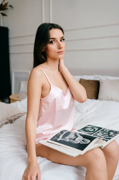 Menina Elegante Bonita Sentada Cama Com Livro — Fotografia de Stock