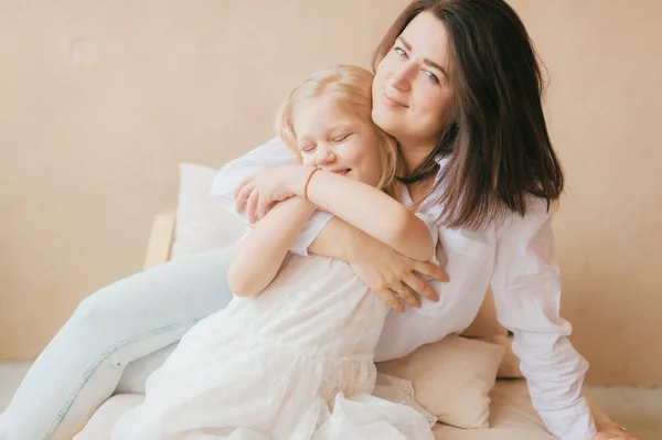 Moeder Dochter Indoor Lifestyle Portret Mam Met Kind Hebben Plezier — Stockfoto