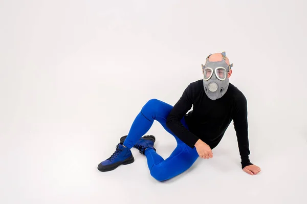 Divertente Strano Uomo Respiratore Posa Sfondo Bianco — Foto Stock