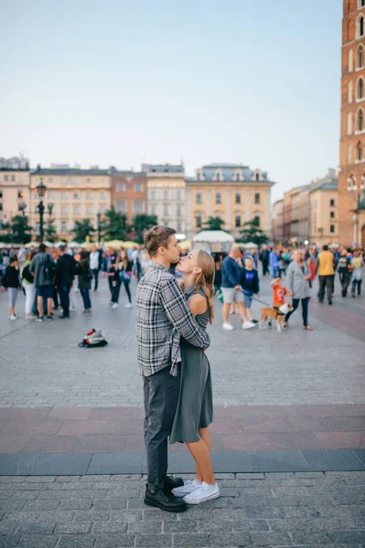 Jóvenes Abrazos Pareja Plaza Central Cracovia Cracovia — Foto de Stock