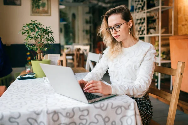 Mulher Freelancer Jovem Bonita Usando Computador Portátil Sentado Mesa Café — Fotografia de Stock