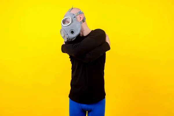 Hombre Extraño Divertido Respirador Posando Sobre Fondo Amarillo — Foto de Stock