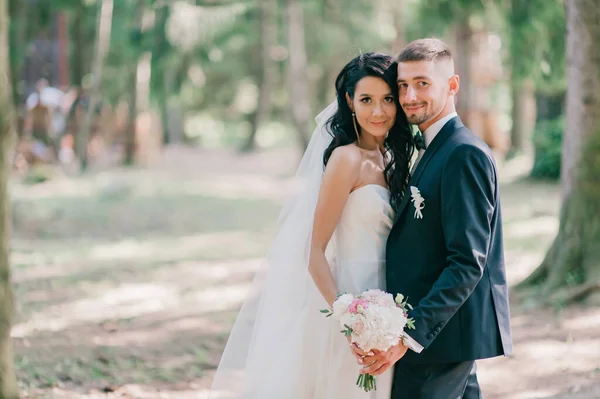 Magnifique Mariage Couple Extérieur Portrait — Photo