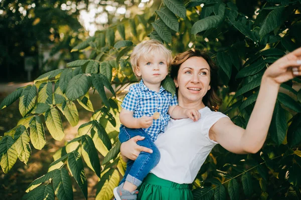 Felice Giovane Mamma Caucasica Suo Piccolo Figlio Biondo Trascorrere Del — Foto Stock