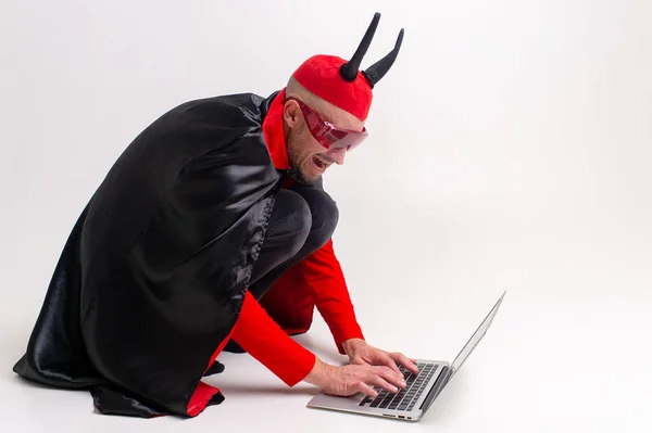 Elegante Hombre Caucásico Sombrero Del Diablo Con Cuernos Capa Vampiro — Foto de Stock