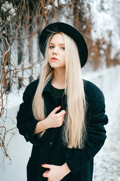 Siyah Elbiseli Şapkalı Zarif Sarışın Kız Sokakta Çitin Yanında Poz — Stok fotoğraf