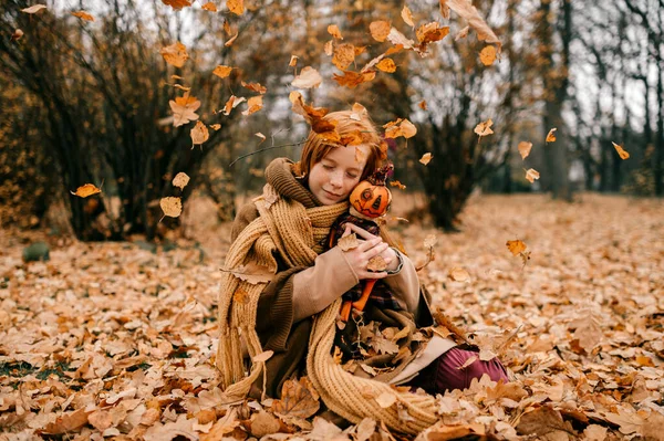 Junges Mädchen Sitzt Mit Spielzeug Herbstpark — Stockfoto