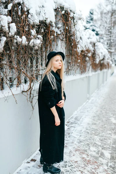 Stylová Krásná Blondýna Dívka Černém Oblečení Klobouk Pózovat Blízkosti Plotu — Stock fotografie