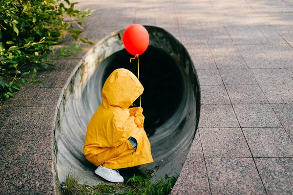 Retrato Menina Bonita Litle Grande Adulto Capa Chuva Amarela Grandes — Fotografia de Stock