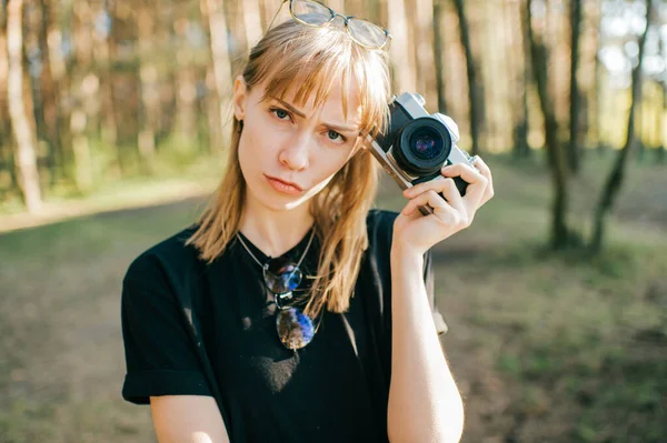 Portrét Krásné Mladé Fotografky Krátkými Světlými Vlasy Černém Tričku Stojí — Stock fotografie