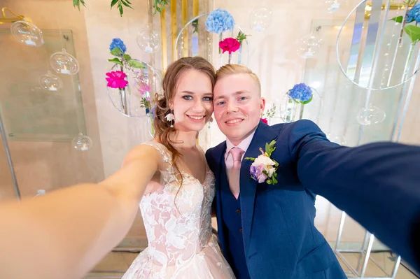 Drôle Couple Mariage Prenant Selfie Sur Fond Mur Décoratif — Photo